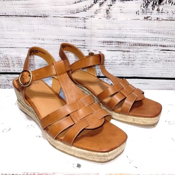 White Mountain Stormy Sandal Tan size 10 Wedge Rattan Vacation Resort - Picture 2 of 6